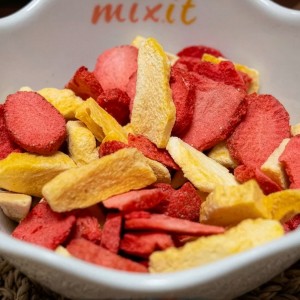 Chrupiące owoce Mixit: mango i truskawka 70 g