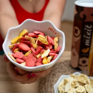 Chrupiące owoce Mixit: mango i truskawka 70 g